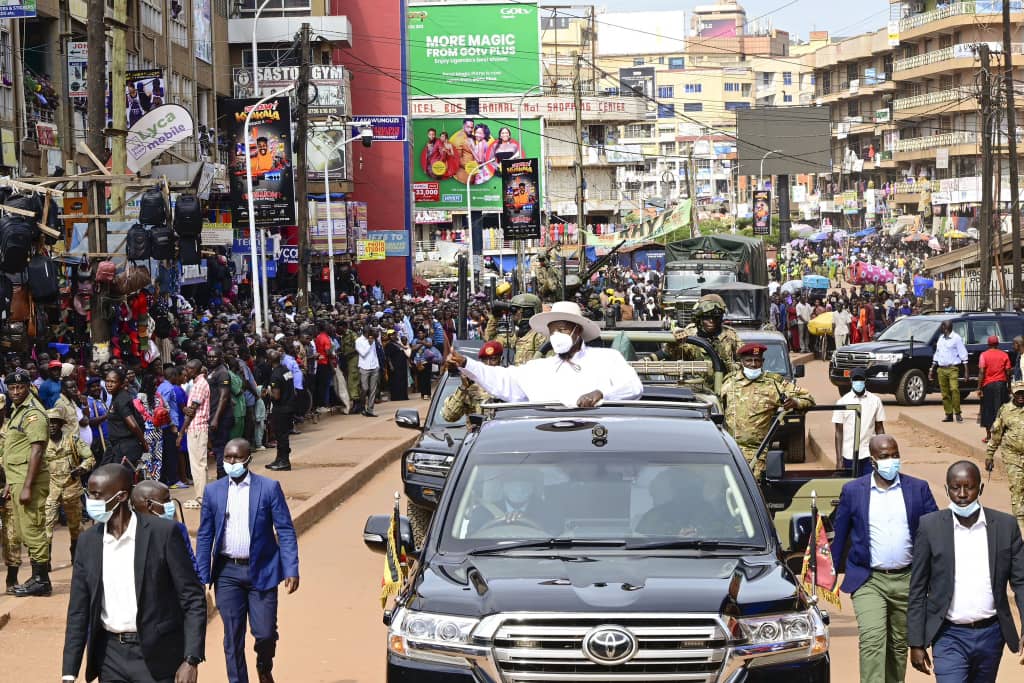 SCENES DOWNTOWN: After commissioning the Nakivubo War Memorial stadium, H.E @KagutaMuseveni drove through downtown Kampala , waving to excited crowds that lined the roads to greet him. The motorcade weaved slowly through the cheering wananchi as they ululated, danced, and..