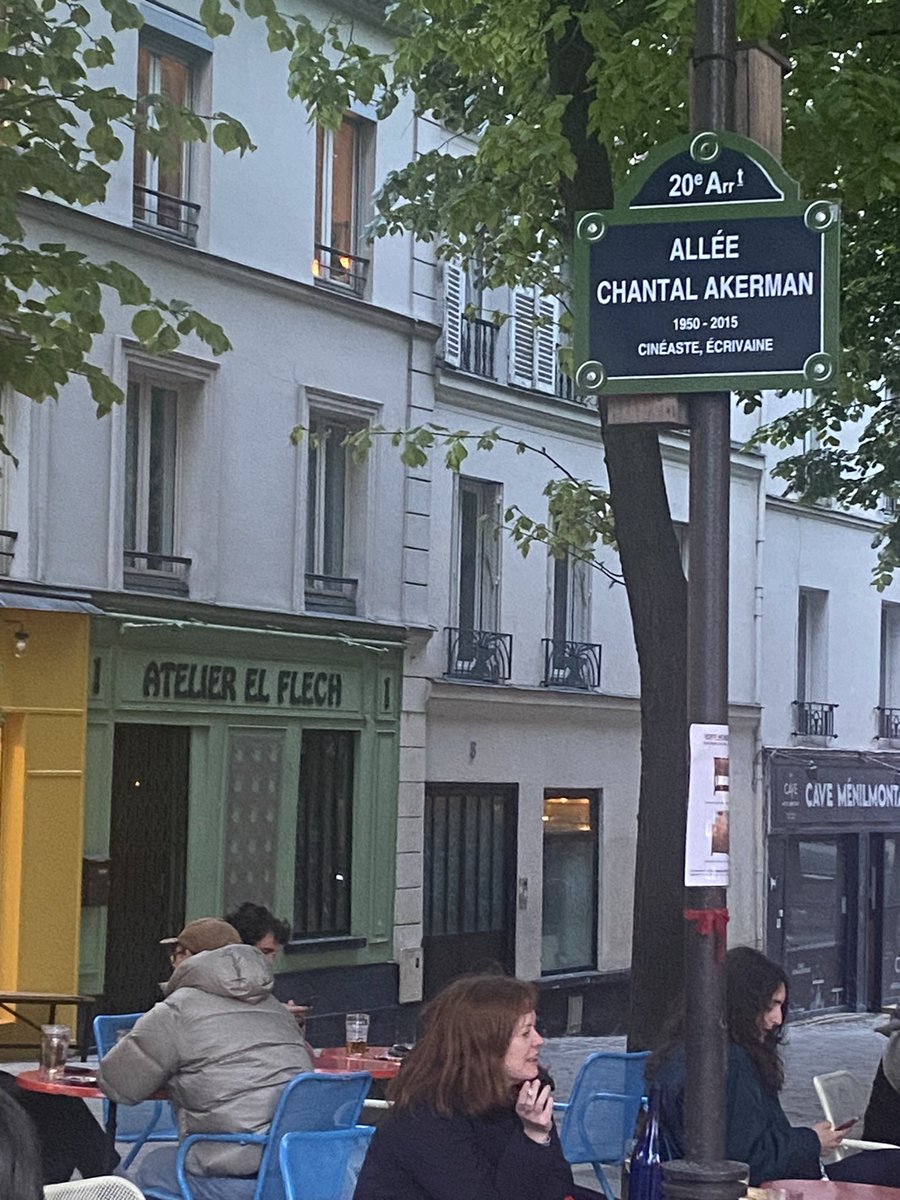 Il y a la fierté de dénommer un lieu comme cette Allée Chantal Akerman, bordant la rue du Sorbier, là elle retrouvait ses ami.es, près de chez elle; puis le plaisir de voir cet hommage au cœur de la vie. La #VisibiliteLesbienne @Paris ce n’est pas 1 seul jour.