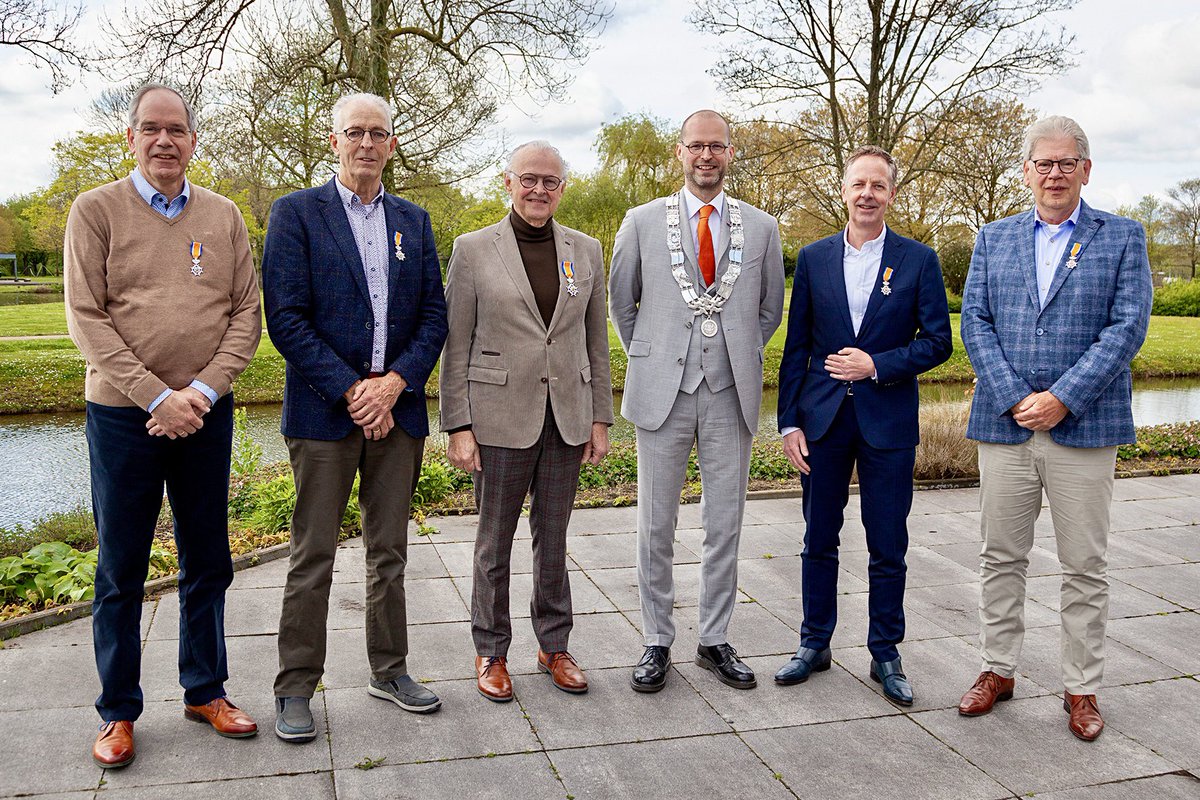 🏅 Vijf Ambachters werden vandaag koninklijk onderscheiden:
<a href="/AdvanDriel/">Ad van Driel</a> is tot #Ridder, #PeterVanDijk, #HenkVanHelden, #HermanKeizer en #TeunVanKooten tot #Lid in de #OrdeVanOranjeNassau benoemd. “Meer dan verdiend”, zegt burgemeester Van der Giessen: h-i-ambacht.nl/KO24