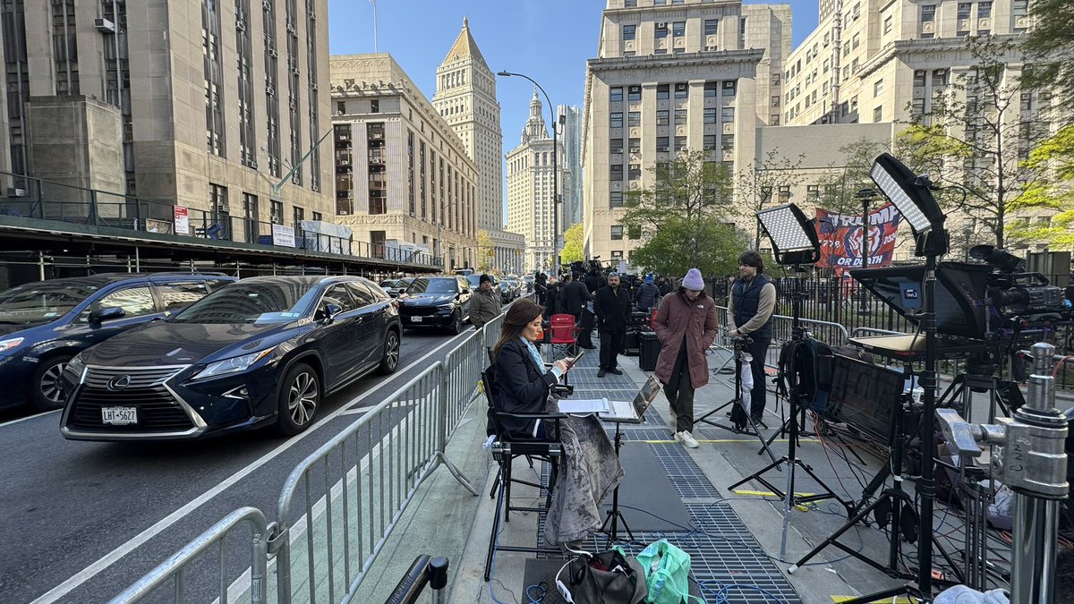 👀 My view from outside the Manhattan Criminal Courthouse. I'll be talking with @andersoncooper and @PaulaReidCNN in just a few minutes on @CNN 📺