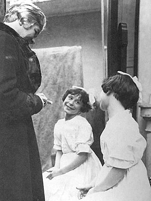 En 1926 la escritora Alfonsina Storni, docente del Teatro Infantil Lavardén, interactúa con una niña que se mira en un espejo. La niña es Amelia Bence, que tres décadas después la encarnará en cine.