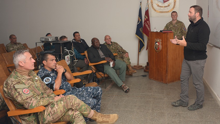 Personal del Comando de Operaciones Especiales Sur de Estados Unidos recorrió la Base de Infantería de Marina Baterías, en el marco de un fortalecimiento de lazos e intercambio profesional. Más info 👉🏻 gacetamarinera.com.ar/visita-de-pers…