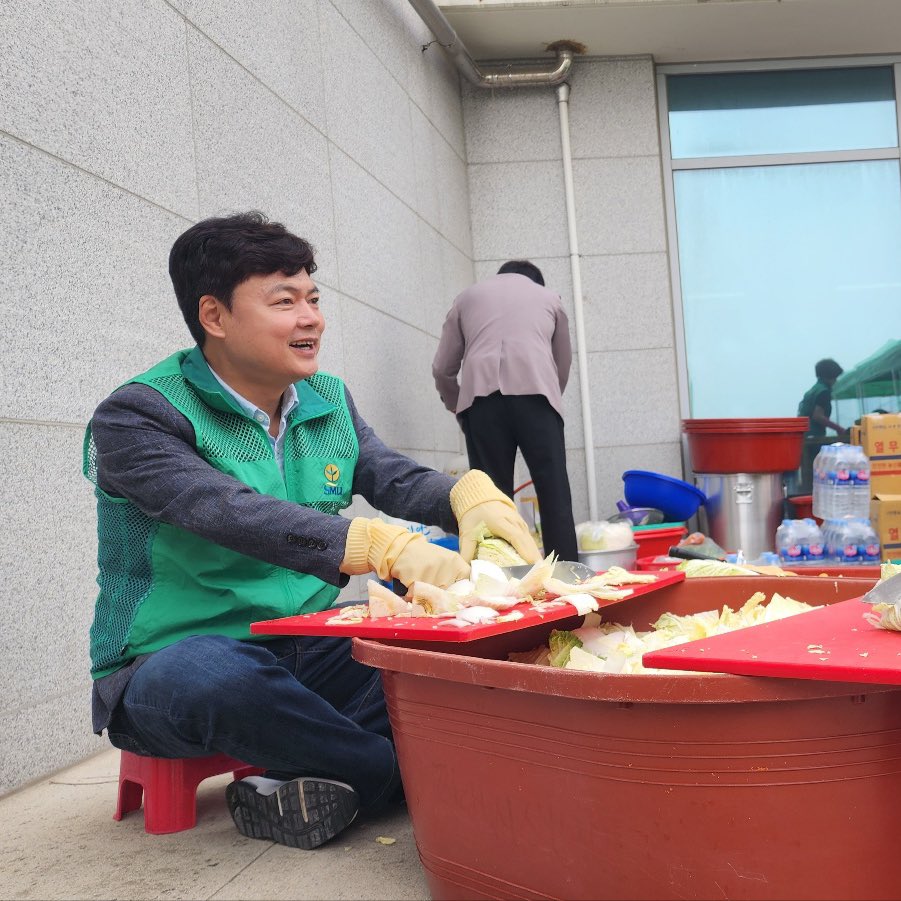오늘도, 내일도 김현정은 평택입니다!💙

선거 때만큼이나 바쁜 하루를 보냈습니다.

주민 여러분의 김장 봉사에도 동참했습니다.

더 듣고, 더 뛰겠습니다!

#평택김현정