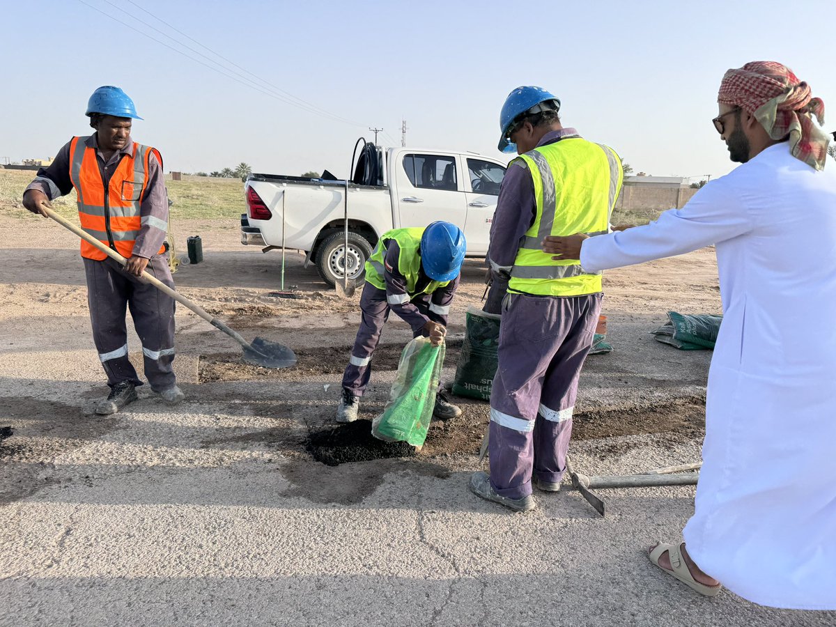 فريق المازم الرياضي الثقافي <a href="/almazimsct/">فريق المازم الرياضي الثقافي</a>  وبالتعاون مع شركة جلوبال للأنظمة الكيميائية والصيانة المحدودة ينفذ مشروع صيانة الطرق الداخلية ببلدة #المازم لردم الحفر المتكونة في الطريق ومعالجة الأضرار الناتجة عن الأمطار الأخيرة #منخفض_المطير 
<a href="/albalushi_8787/">عبدالعزيز بن حمدان البلوشي</a>