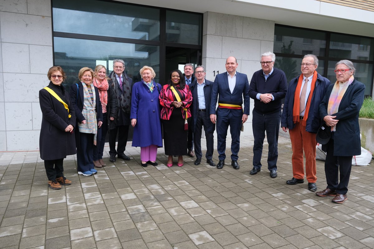 Pose de la première pierre du dispensaire vétérinaire « Fondation Prince Laurent ». En compagnie du Bourgmestre @PhilippeClose . Ce projet offrira des soins pour tous les animaux, indépendamment du statut social de leurs propriétaires #bienetreanimal