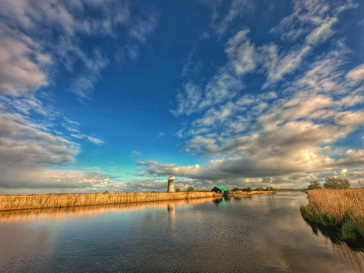 Big sky.
@StormHour #Reflections #TwitterNaturePhotography #norfolk