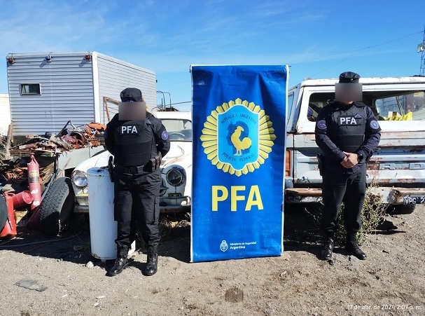 CONTRA LA MAFIA DE LOS DESARMADEROS

¡3 detenidos y 420 millones en autopartes incautadas! 
Excelente trabajo de PFA para desarticular una red dedicada al desguace y ventas ilegales en Neuquén.