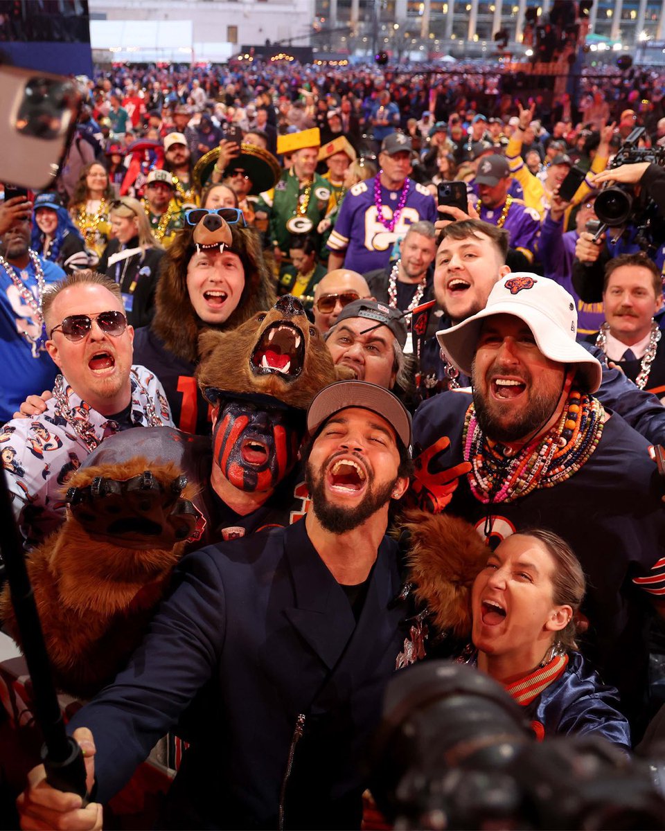This picture is so perfect.

Especially when you notice the 3 teams watching in the background.