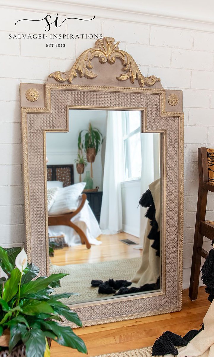 This thirty-year-old mirror's new look floods me with delight as I gaze upon it! 😍 ~ salvagedinspirations.com/painting-frame… 

#salvagedinspirations #mirror #paintedmirrorframe #trashtotreasure #homedecor