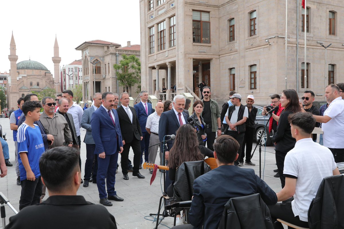 📌Sosyal Medyadan Sosyal Meydana Valimiz Sn.@malikumbuzoglu, Gençlik ve Spor İl Müdürlüğünün, her türlü bağımlıklıkla mücadele ve gençleri spor, sanat, kültürel faaliyetlere yönlendirmek amacıyla düzenlediği “Sosyal Medyadan Sosyal Meydana” etkinliğine katılarak destek oldular.