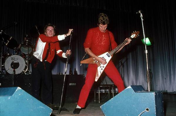 1976, Queensway Hall, Dunstable. Would The Sex Pistols have made such an impact if Mr Jones hadn't ditched that guitar, for stage work at least?😀