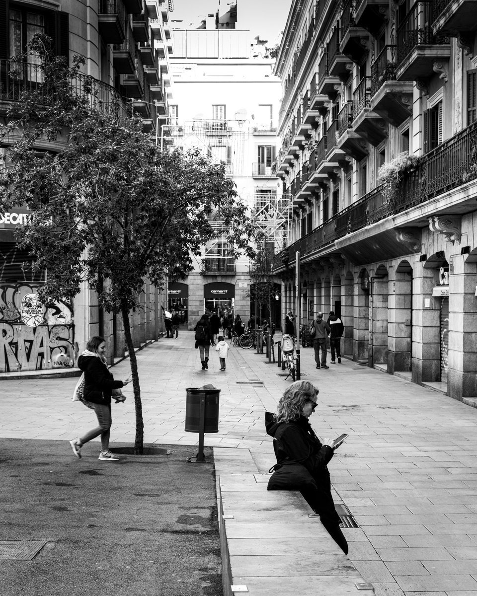 ‘SMS.’ #Barcelona #Streetphotography #blackandwhitephotography #photojournalism #blackandwhite #photography