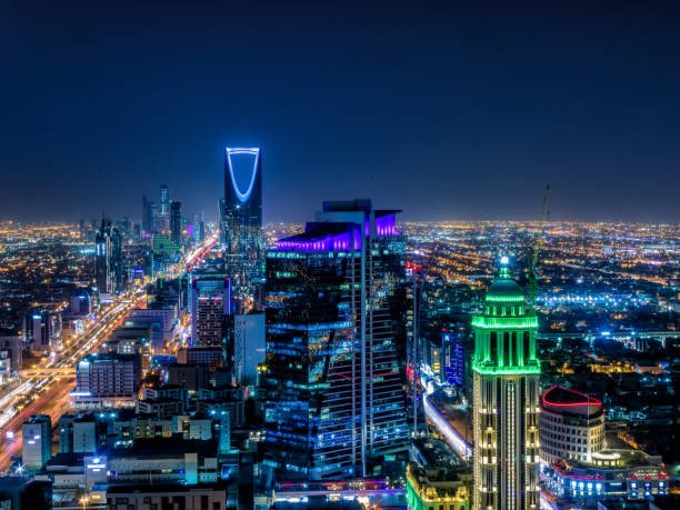 📌 بلومبيرغ :
#الرياض تعتزم تخفيض هدف مضاعفة عدد سكانها من 15 مليون نسمة إلى 10 ملايين نسمة بحلول #2030 م
#رؤية_2030 
#رؤية2030
