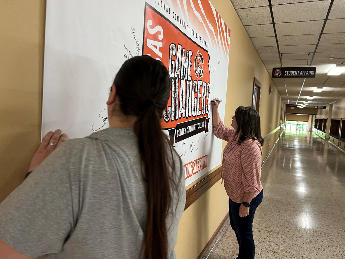 CowleyCollege's tweet photo. The end of April is near but we are still celebrating National Community College Month! Swing by Galle-Johnson to sign the Kansas Game Changers banner to support our contributions to post-secondary education. This means you, too, community!
#ccmonth #endccstigma #ksgamechangers https://t.co/uuSbjlZkr8