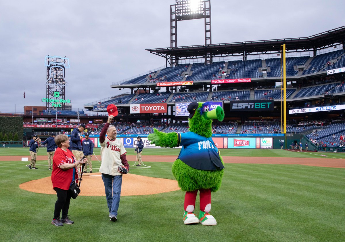 Temple Health is celebrating 40 years of transplant excellence, marking the milestone with 185 transplant recipients at a Phillies game. And one of our transplant patients, Steve Tirney, was thrilled to be throwing out the first pitch! Read more: cbsnews.com/philadelphia/n…