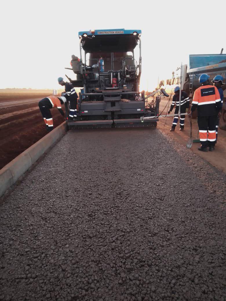 #IweWosvora🇿🇼

Application of crushed stone base 
is in progress on the construction of the eight-lane 7km Boulevard road stretching from Bindura road to the New Parliament Building in Mt Hampden.

#KilometrebyKilometre 
#Increase in kilometres of good road network.@MinistryofTID