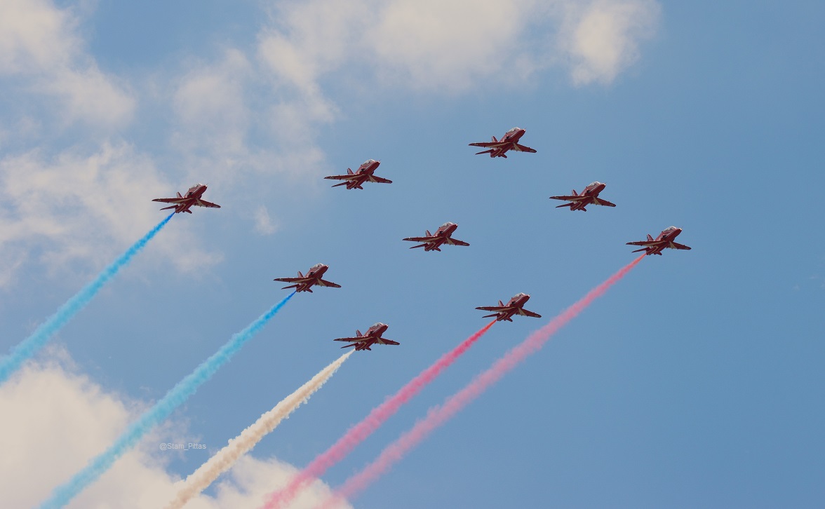 Some footage from today's one and only slot! Welcome @rafredarrows!! #RedArrows @ukingreece