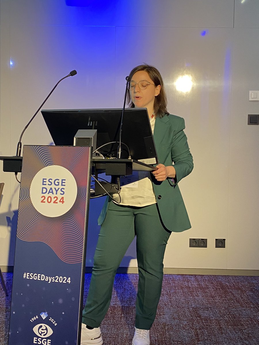 Clelia Marmo now presenting in the Research Champions Den on the subject of capsule endoscopy in emergency setting. „We like definitive conclusions!“ says @GWebster_endo ! Our finalists are battling for an ESGE research grant. Will she have success?