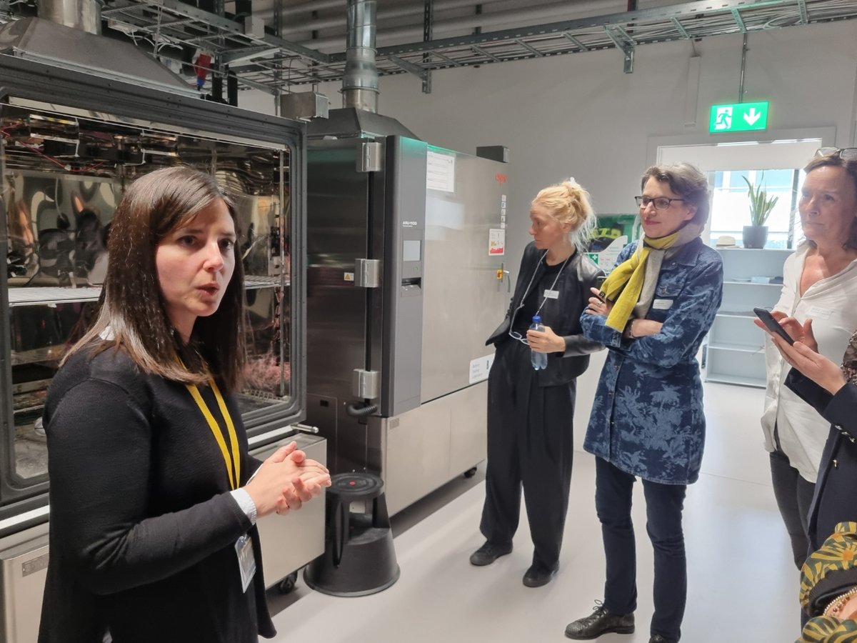 Exciting visit for the Euresearch General Assembly 2024: Priscilla Caliandro lively introduces the association members to the latest advancements in battery research & technologies – thank you #EnergyStorage Research Centre at the BHF. t.ly/9DVtO #ResearchInnovation