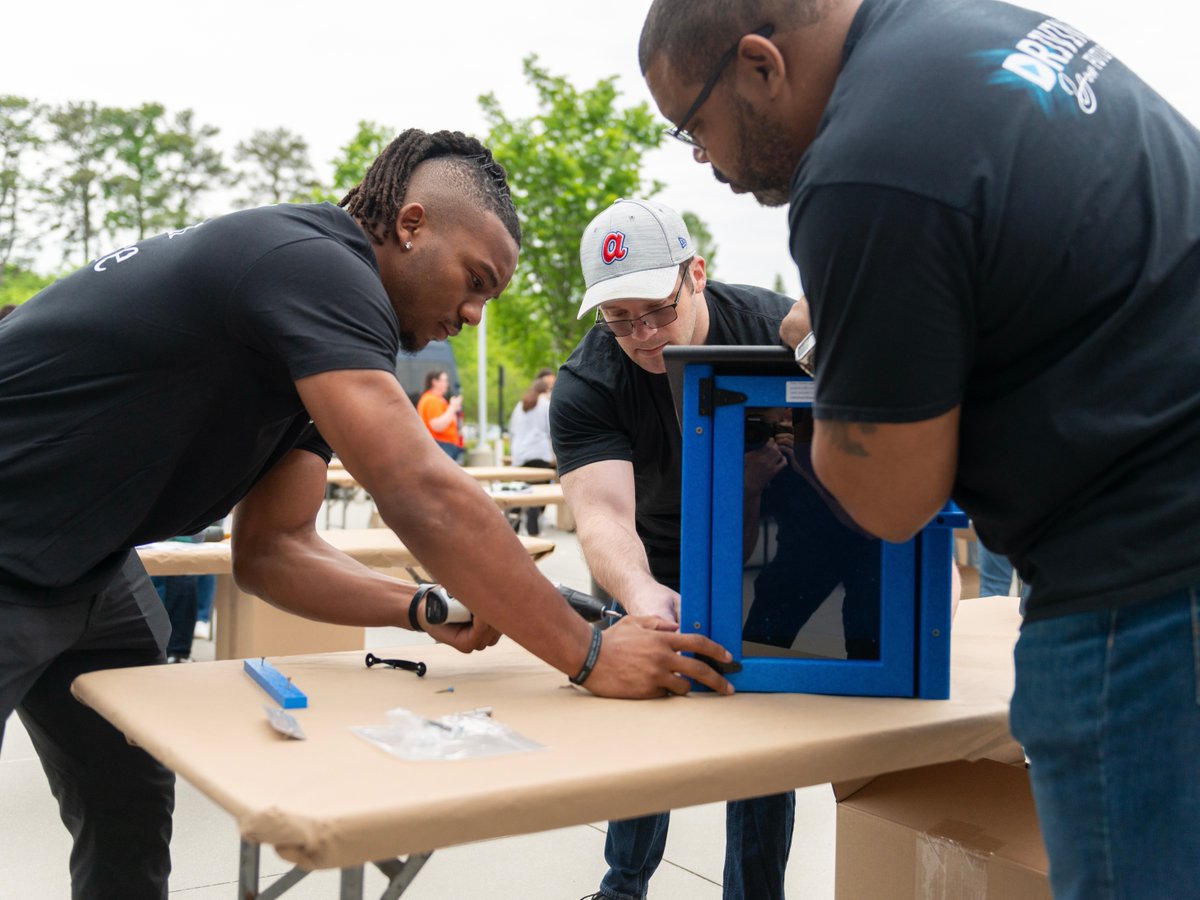 @Bijan5Robinson joined @MercedesBenzUSA employee volunteers to build 175 Little Free Libraries. 80 of these libraries will be planted in Atlanta, by the National non-profit. Bijan is super proud to be an ambassador of Mercedes & supports what they're doing in the community 💚🙌