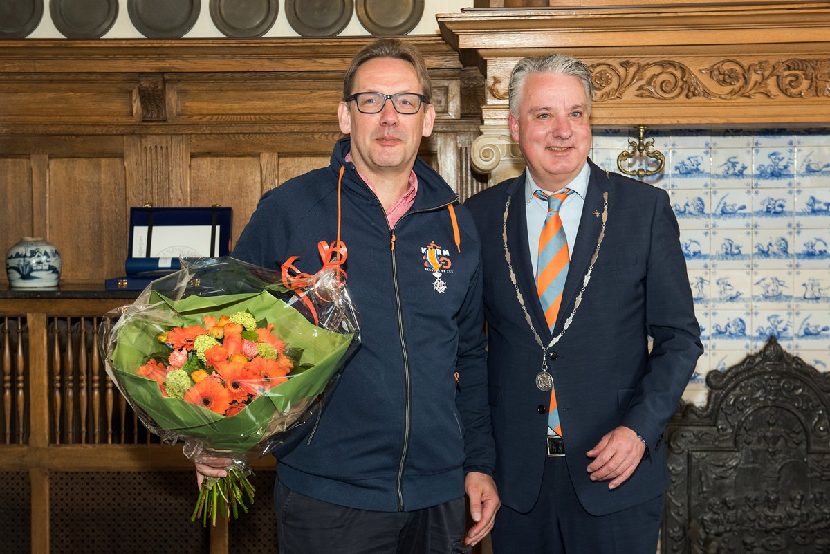 KNRM vrijwilliger Jan Willem van den Bout werd vrijdagochtend 26 april met een aannemelijk voorwendsel het raadhuis ingelokt. Niets vermoedend kwam hij de raadzaal binnen .... Lees het hele verhaal op de website: knrm.nl/nieuws/knrm-re…