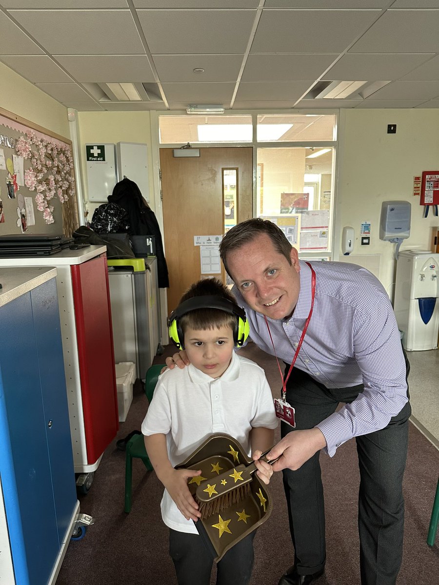 I had the privilege of awarding, the golden dustpan for the tidiest cloakroom @CTS_Watford this afternoon with @MissBirdsallCTS. It was great to present it to Cherry Blossoms! Well done! @headcherrytree @SencoCTS @SENInclusiveMAT #Happychildren