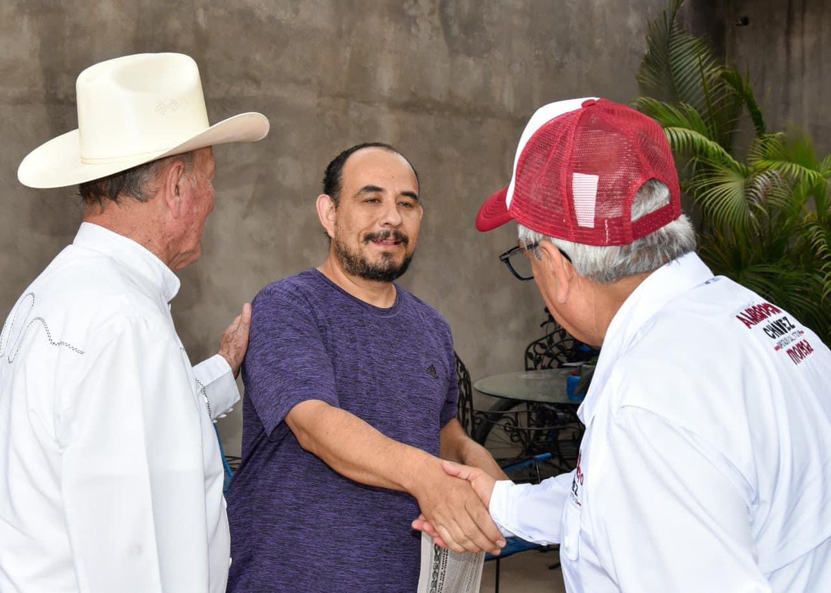 ambrociochavez9's tweet photo. #dámasocárdenas
#AmbrocioChávezDiputado
Al caminar por las comunidades de Angostura, palpamos Miguel Ángel Angulo Acosta-El  Profe Mayke y yo el gran cariño que la gente le tiene a #Morena, vamos todos por 5 de 5 este 2 de junio. https://t.co/2dPSCld1Lx