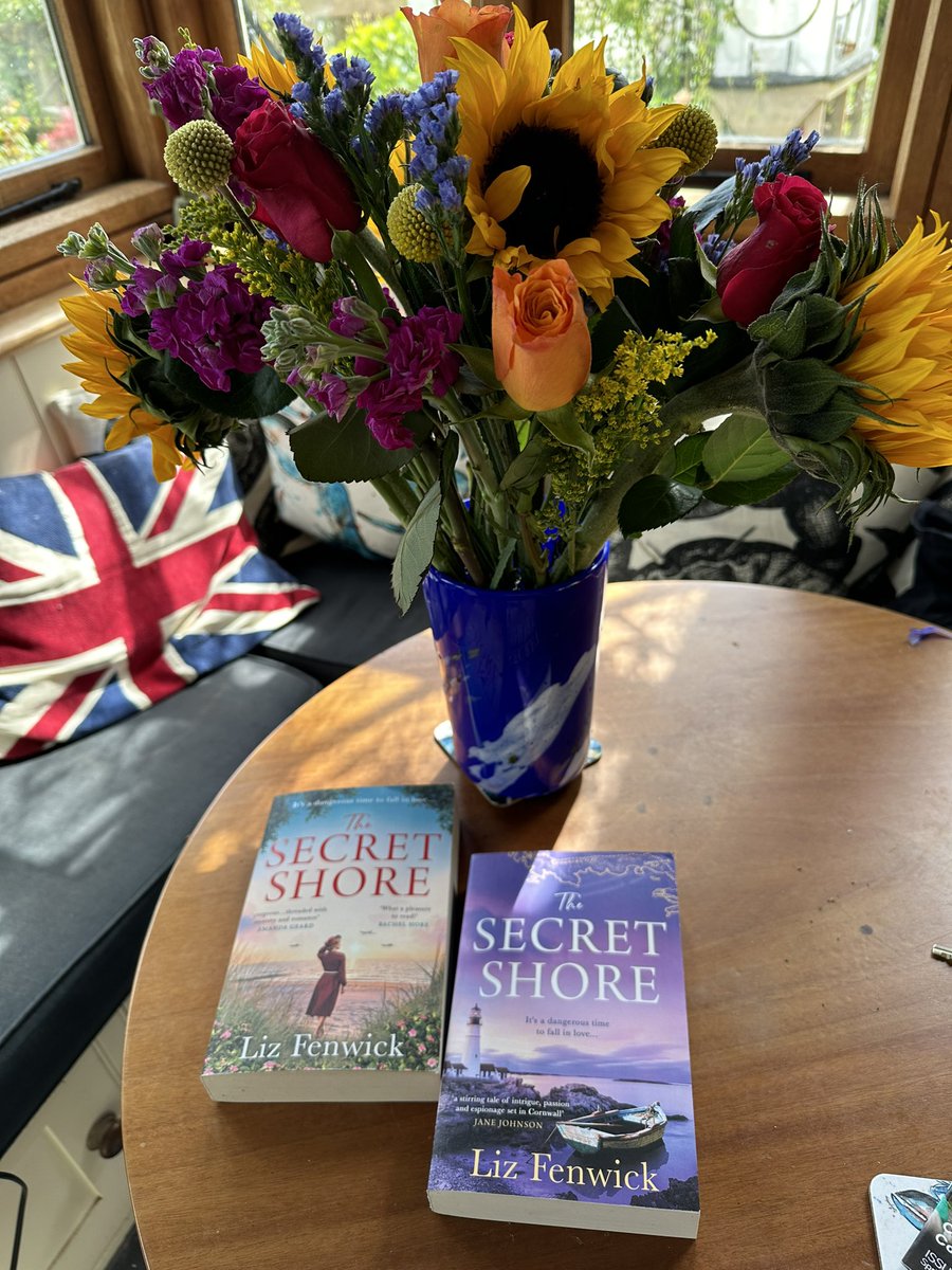 Thank you for the beautiful publication flowers @HQstories @Kate7Mills @rachaelnazarko They are joyous!!