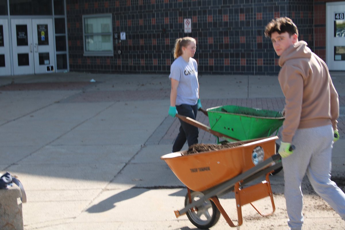 LOCS students do not have classes today, but the @LkOrionHS National Honor Society students are still at building, helping beautify the school. The spirit of service continues in our Dragons. #AlwaysLakeOrion