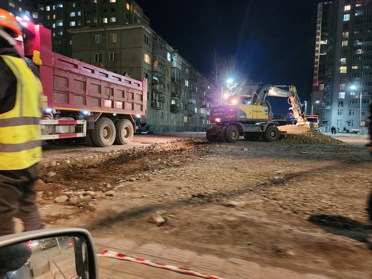 Нөгөө гаражнууд нураасан газар барилга барих нээ. Хар шөнөөр гэнэдүүлж ухаж байна. Циркийн хажууд 🤬