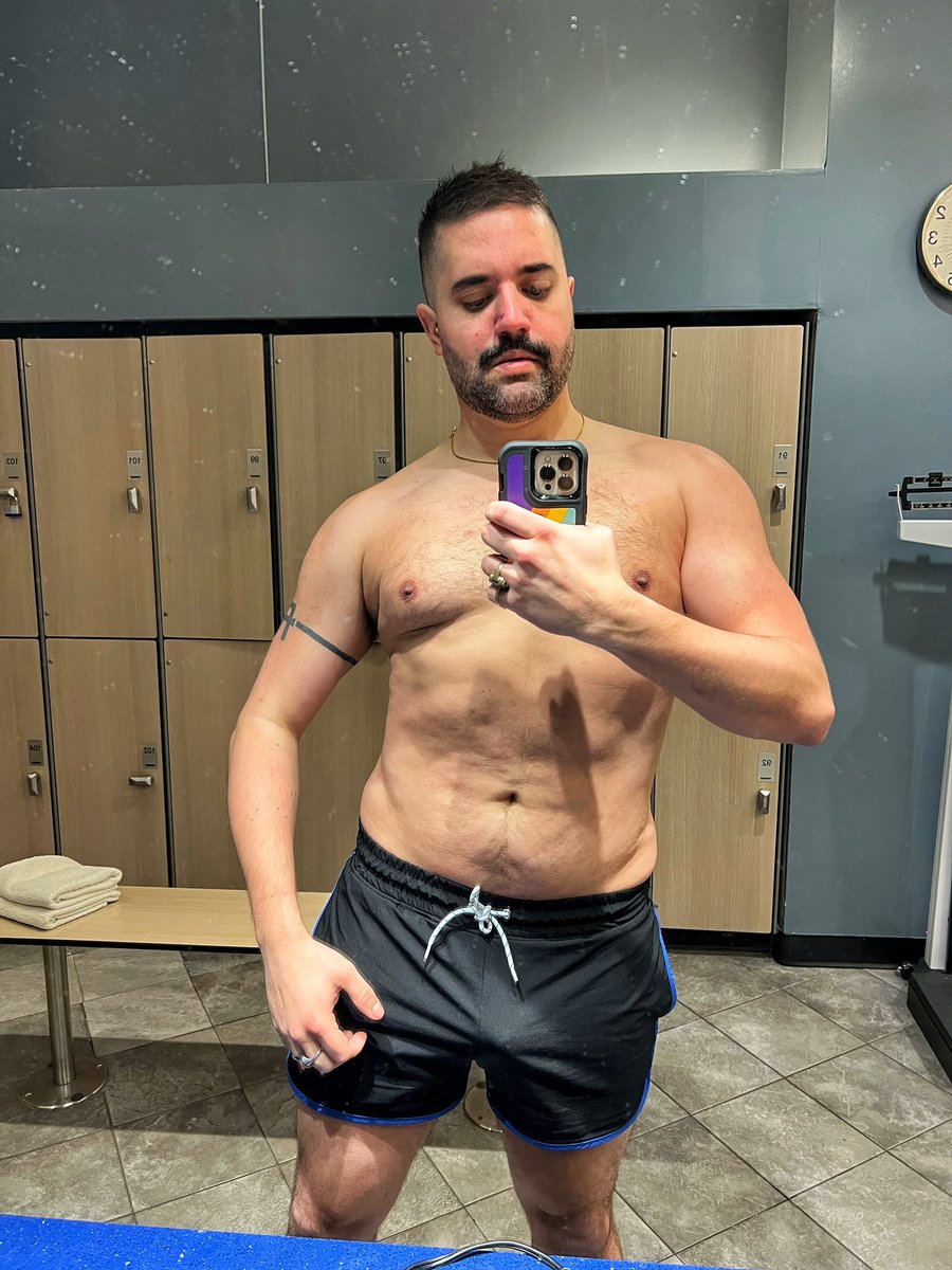 local homosexual takes mirror pictures at gym