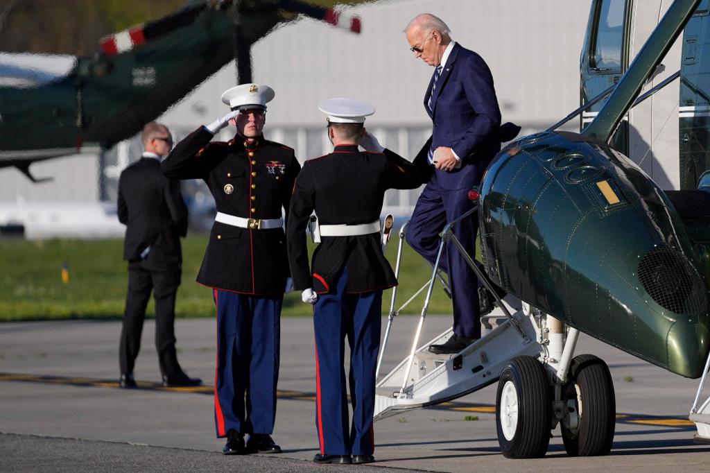 Biden, 81, has aides flank him on walks to Marine One to block cameras from catching him shuffling, stumbling: report trib.al/CNtW4xt
