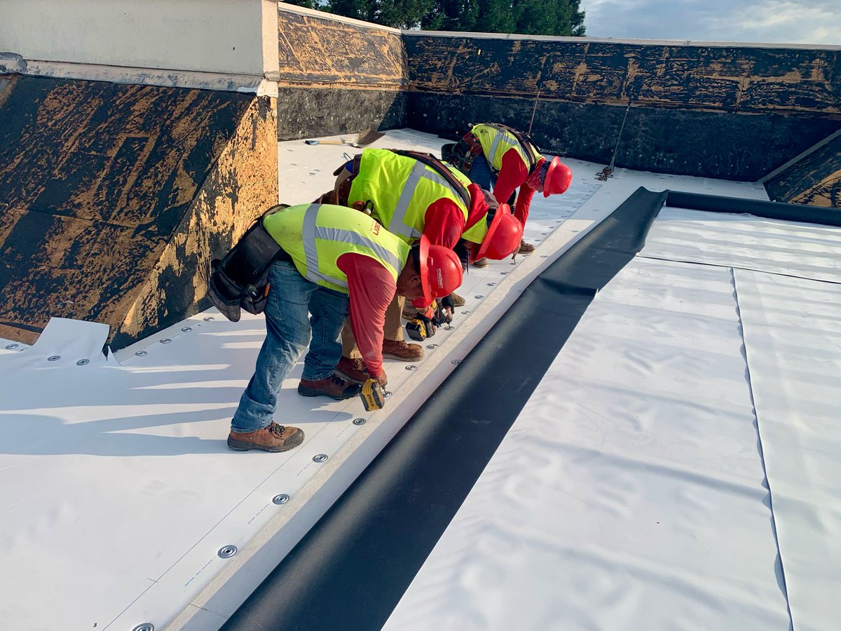 Happy Friday! Teamwork makes the dream work. 💪🏼 ❤️ 
#madsenroofing #teamwork #commercialroofing
