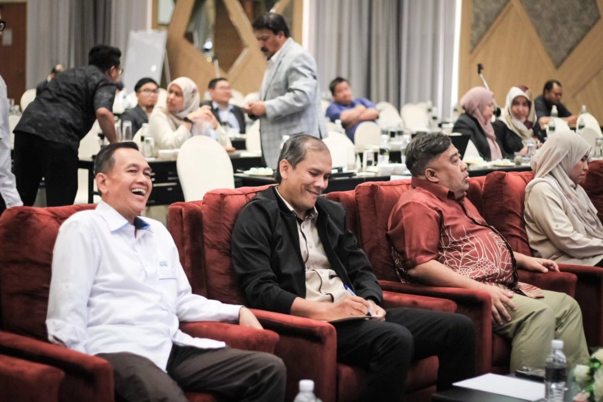 Turut hadir, YBhg. Dato' Mohd Rodzwan bin Mohd Baba Sakri, Timbalan Ketua Setiausaha (Sektor Air) PETRA, (2/3)