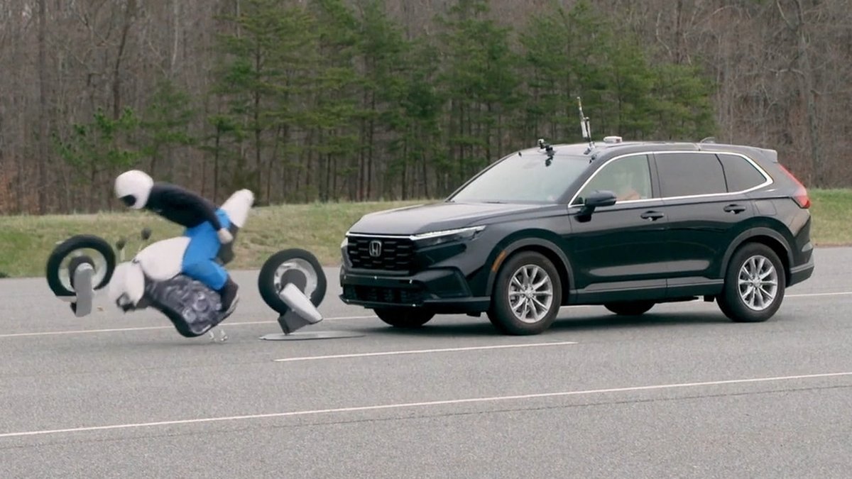 Crash Avoidance Systems Test 
Watch video here 👉 youtu.be/LGBwnoBHGv4
Watch as small SUVs undergo rigorous crash tests to determine which one comes out on top in terms of safety.
#suvsafety #crashtest