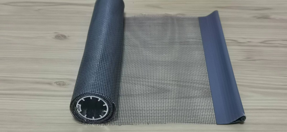 Customizable semi-finished screen windows: sturdy aluminum tubes with fiberglass screen mesh. Tailor the internal shape of tube and profile length to your preferences.
#rollerwindowscreen #flyscreen