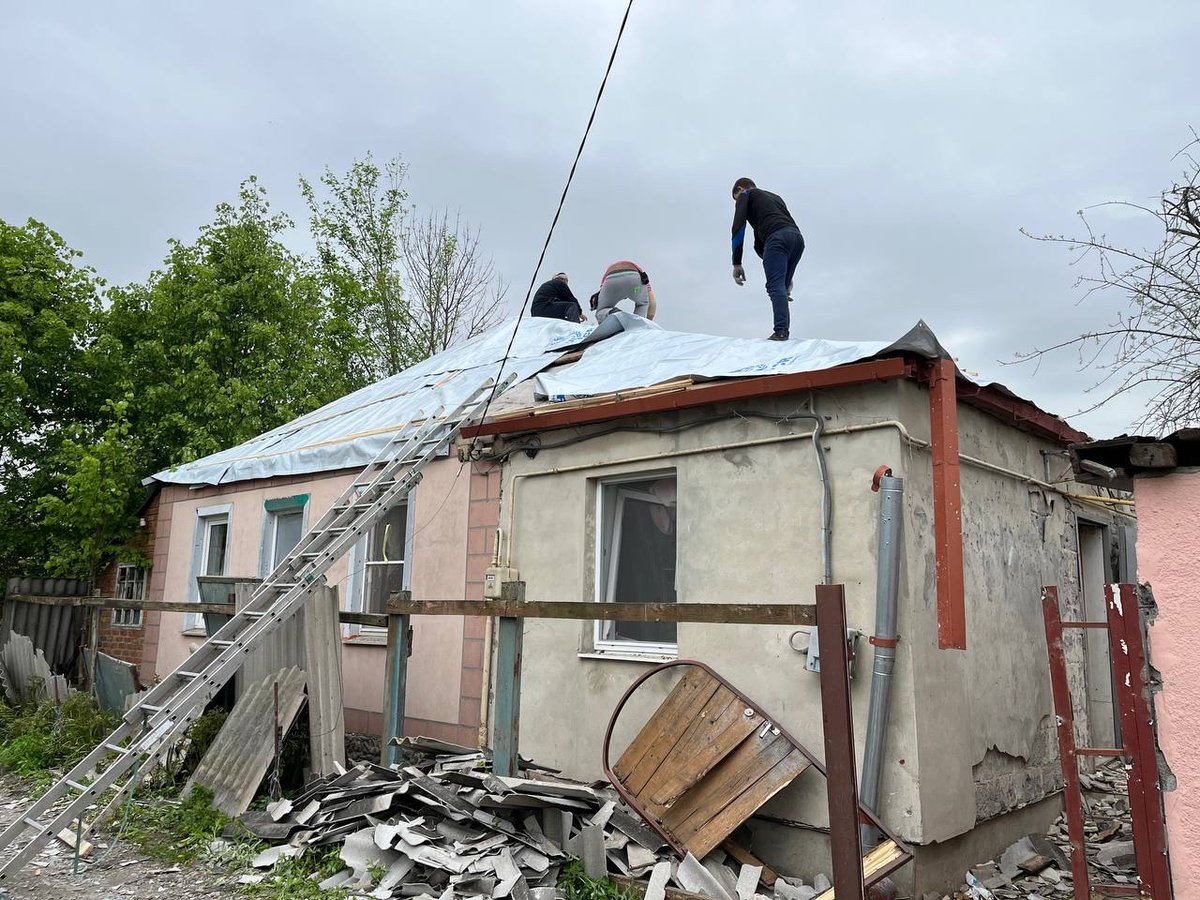 Humanitarians rushed to help the residents of Derhachi in #Kharkiv Region where today's attack damaged homes and injured civilians, including children. Aid workers provide psychological support & help to cover the damage. Civilians and civilian infrastructure are #NotATarget.