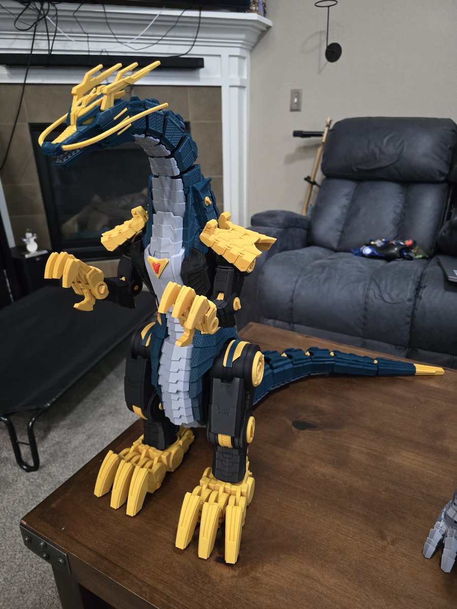 Well, here is our latest print. And here I thought the other 2 Mechas were large. They are here for size comparison If you know where he is from, you get extra points for today! #3Dprinting #3dprint #Mecha #MMPR #dragon