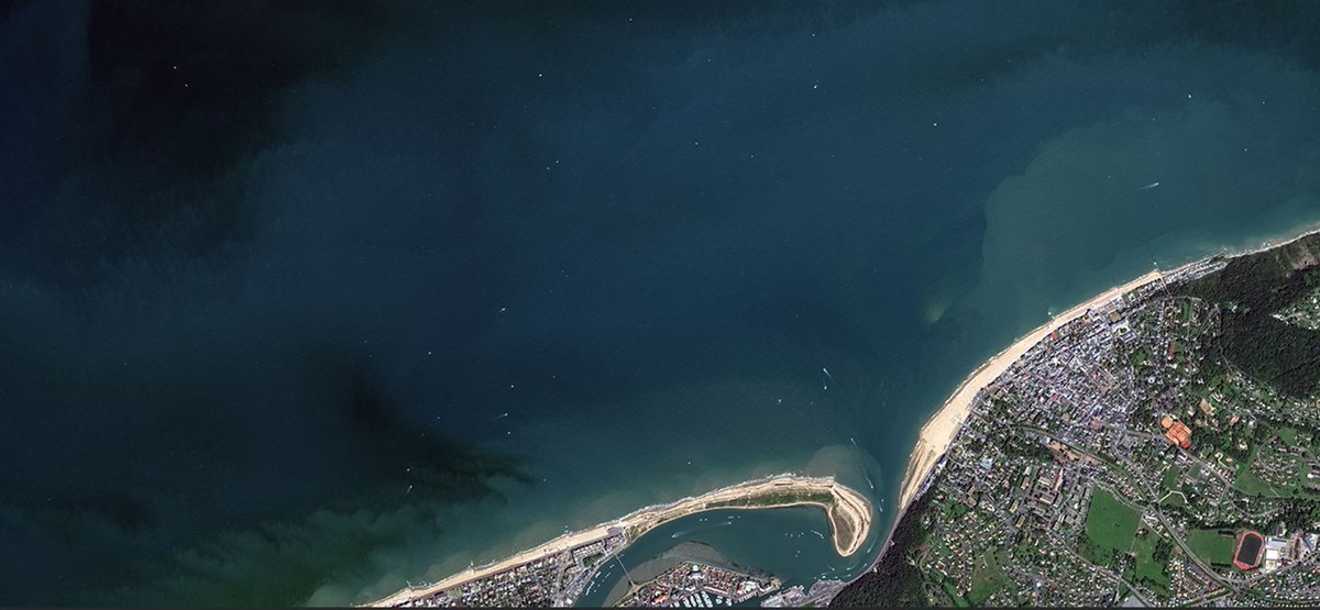 ESA_EarthOnline's tweet image. This cropped scene captured oby #WorldView2 on 23 Aug 2020, reveals a glimpse of the French Atlantic coast in #Normandy. Port Guillaume&apos;s bustling ship traffic is vividly depicted in this Very High Resolution (VHR) image, showcasing the potential for enhanced maritime…