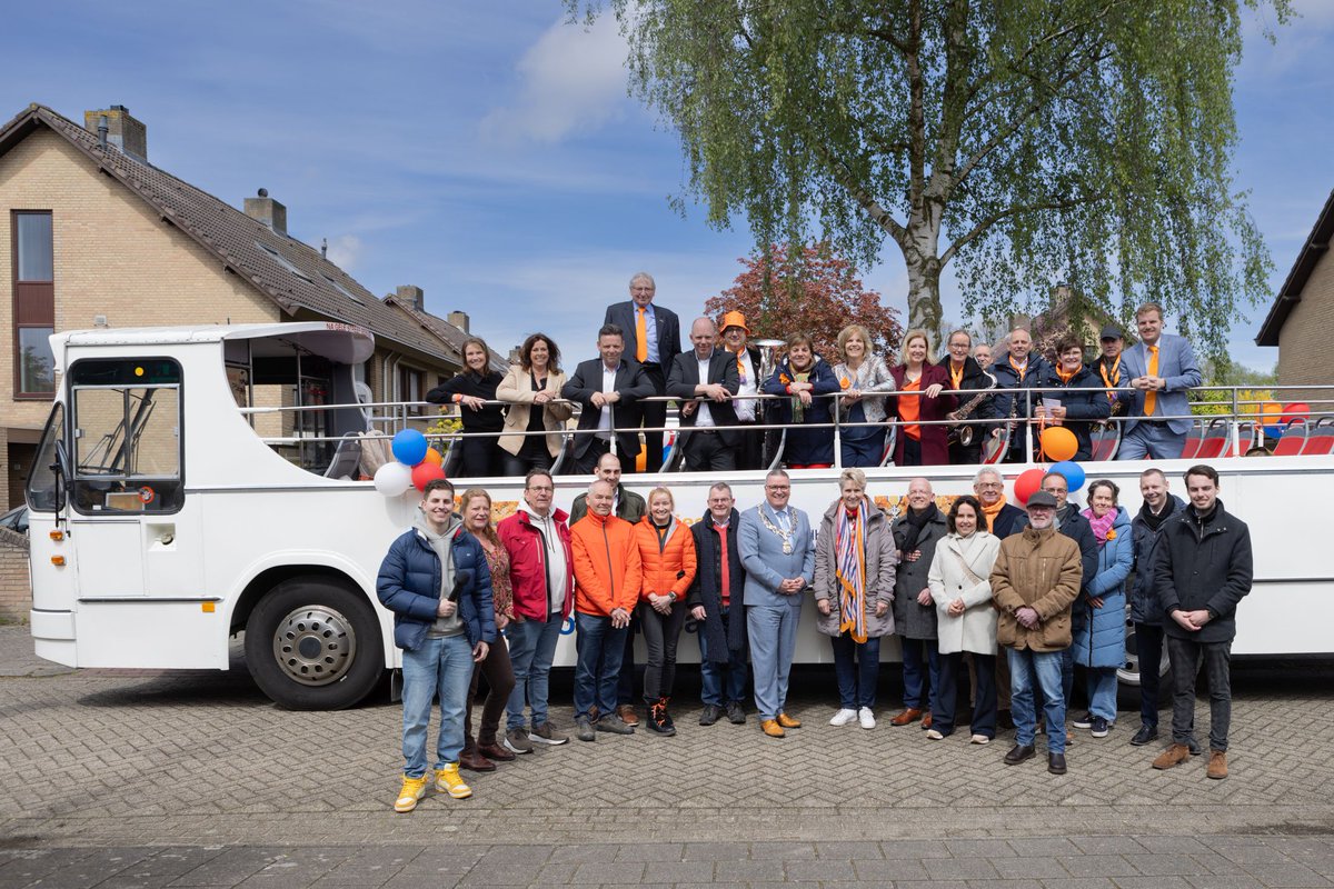 Burgemeester Delhez verraste vandaag 15 Veldhovenaren met een koninklijke onderscheiding. Zij zetten zich al een tijd lang in voor onze samenleving. 🦸🎖️ Van harte gefeliciteerd allemaal! 🧡🇳🇱🥂 Wil je weten wie dit zijn? Alle informatie vind je op veldhoven.nl/lintjesregen