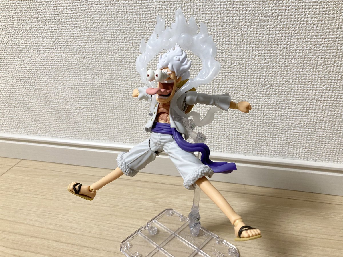 ギア5のフィギュアーツ最高です！
手脚にワイヤーが入ってるっていうのが斬新だし結構自由に動かせるから遊んでて楽しい！