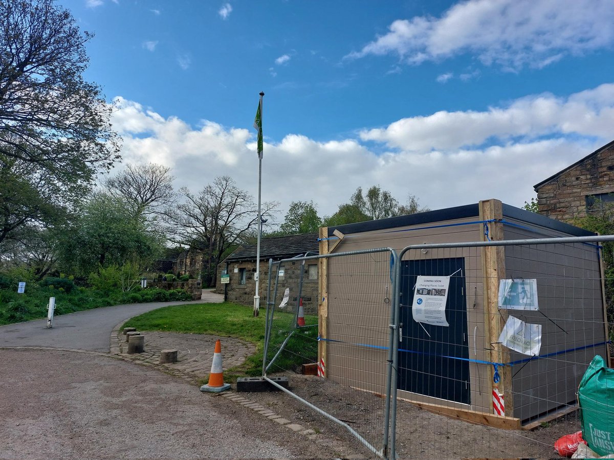 The #ChangingPlaces unit is in! 👏 There is some final work to complete over the next couple of weeks before it opens. We delighted #OakwellHall was chosen for this essential community facility ❤️ thank you @KirkleesCouncil !