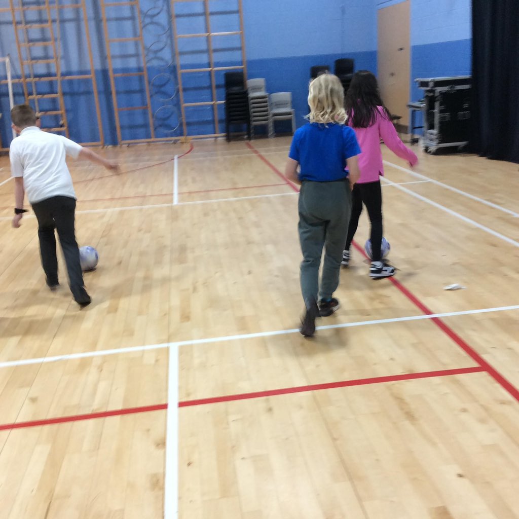 P5 enjoyed a fun filled session from Liam @ka_leisure to celebrate the Scottish Football team playing in the Euros. They practised dribbling and passing the ball in a variety of challenges and rounded things off with a penalty shoot out!⚽🏴󠁧󠁢󠁳󠁣󠁴󠁿🇩🇪🏆 #RRSA #article31 @AliAllan_PLL