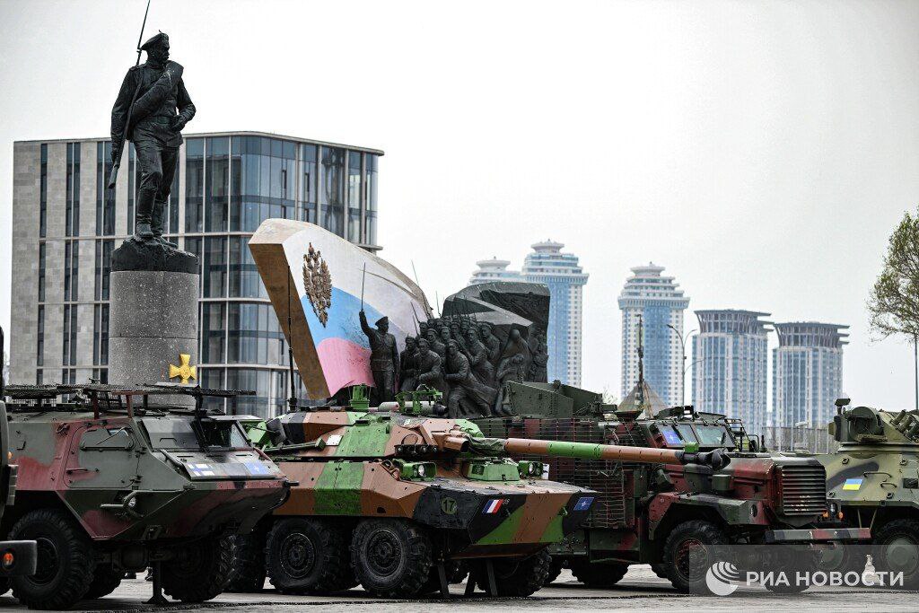 🇷🇺 Final preparations for the exhibition of trophy weapons are underway in Moscow. It opens on May 1 and will last for a month.