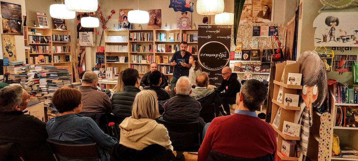 Voar coas 'Ícaras' de Carlos Labraña é un fermoso soño que puidemos vivir onte a carón do tamén amigo Marcos Calveiro na Librería Cronopios de Compostela. Unha Revolução dos cravos e das verbas na esperanza dun mundo mellor.