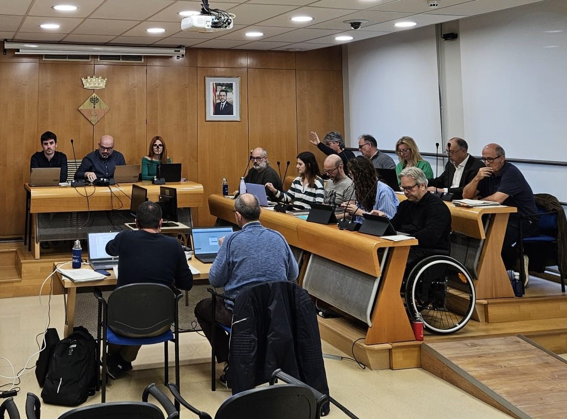 🔴 ACTUALITAT POLÍTICA |

🗣️ El regidor Jordi Martínez va llegir un comunicat per defensar-se després del cessament en què demanava la creació d'una comissió informativa i una d'investigació i que el restitueixin fins que no hi hagi una resolució. #Olesa
🔗olesaradio.cat/news/id/olesar…