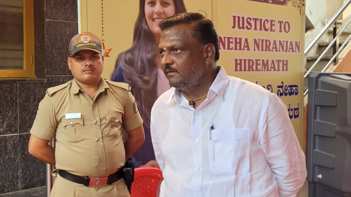 #HubballiMurder Father of #NehaHiremath Niranjan Hiremath, who is a local corporator gets gunman from the state government as promised by CM @siddaramaiah @NewIndianXpress @XpressBengaluru @KannadaPrabha