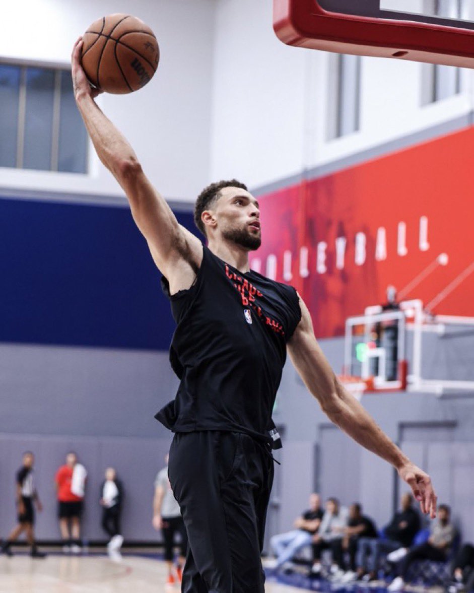 Zach LaVine Best Highlights of the 2023-24 NBA Season.

(THREAD) 

#SeeRed | #BullsNation