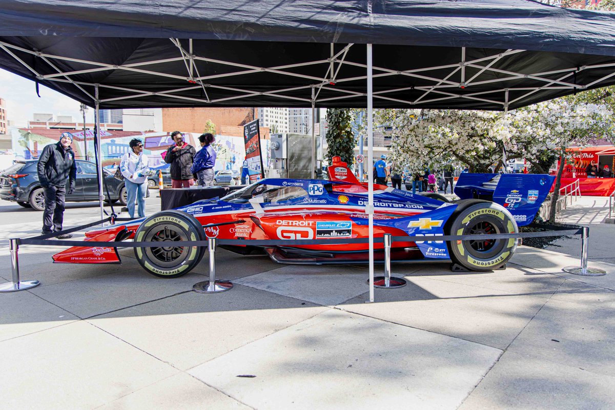 #Detroit set an #NFLDraft Day 1 attendance record with 270,000 fans in the #MotorCity! While you're downtown, you can get a photo with the #DetroitGP #INDYCAR until 7PM at the corner of Randolph and Gratiot. 

@NFL @NFLDraft @INDYCAR 
#WeDriveDetroit // #NFL