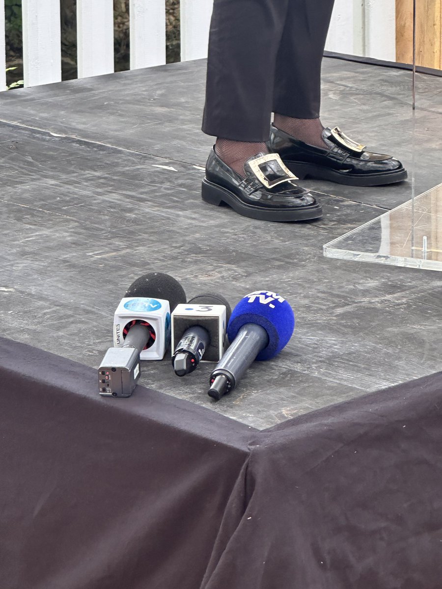 La ministre de la culture semble agacée de la presence des médias pour son discours au Printemps de Bourges. 

Les médias n’arrivent apparemment pas à la cheville de la Ministre. 
#ministredelaculture #pdb2024